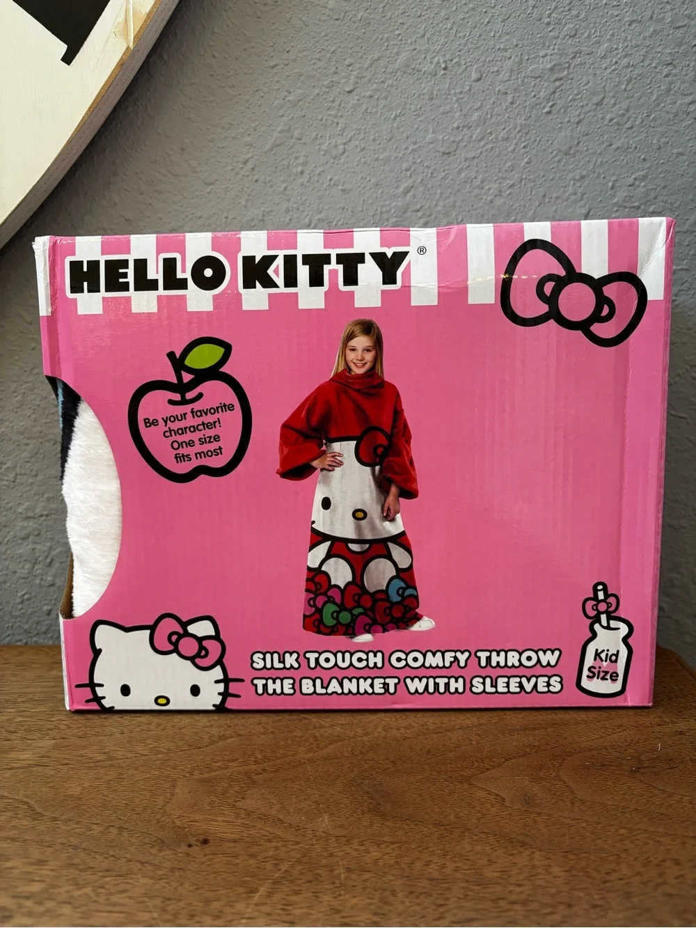 Hello Kitty Silk Touch Comfy Throw - Pink & Red